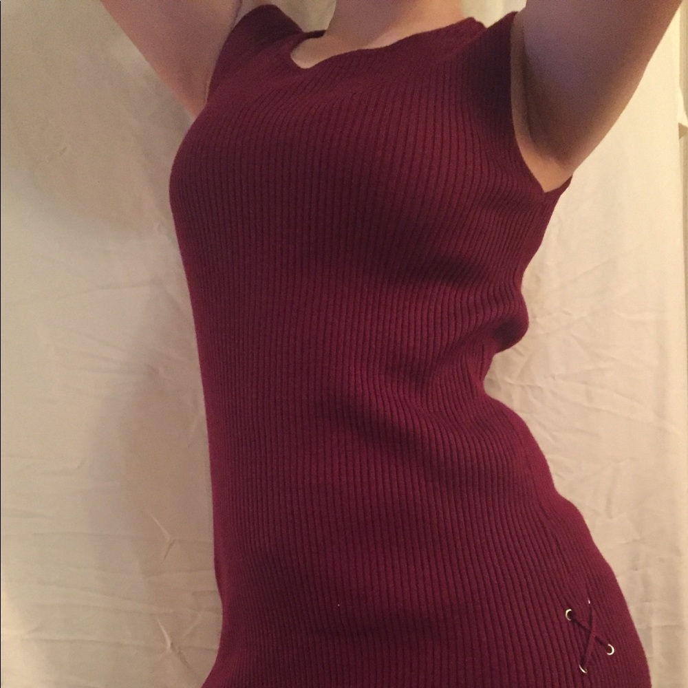 Knee length dress and side slots tied with ribbon.